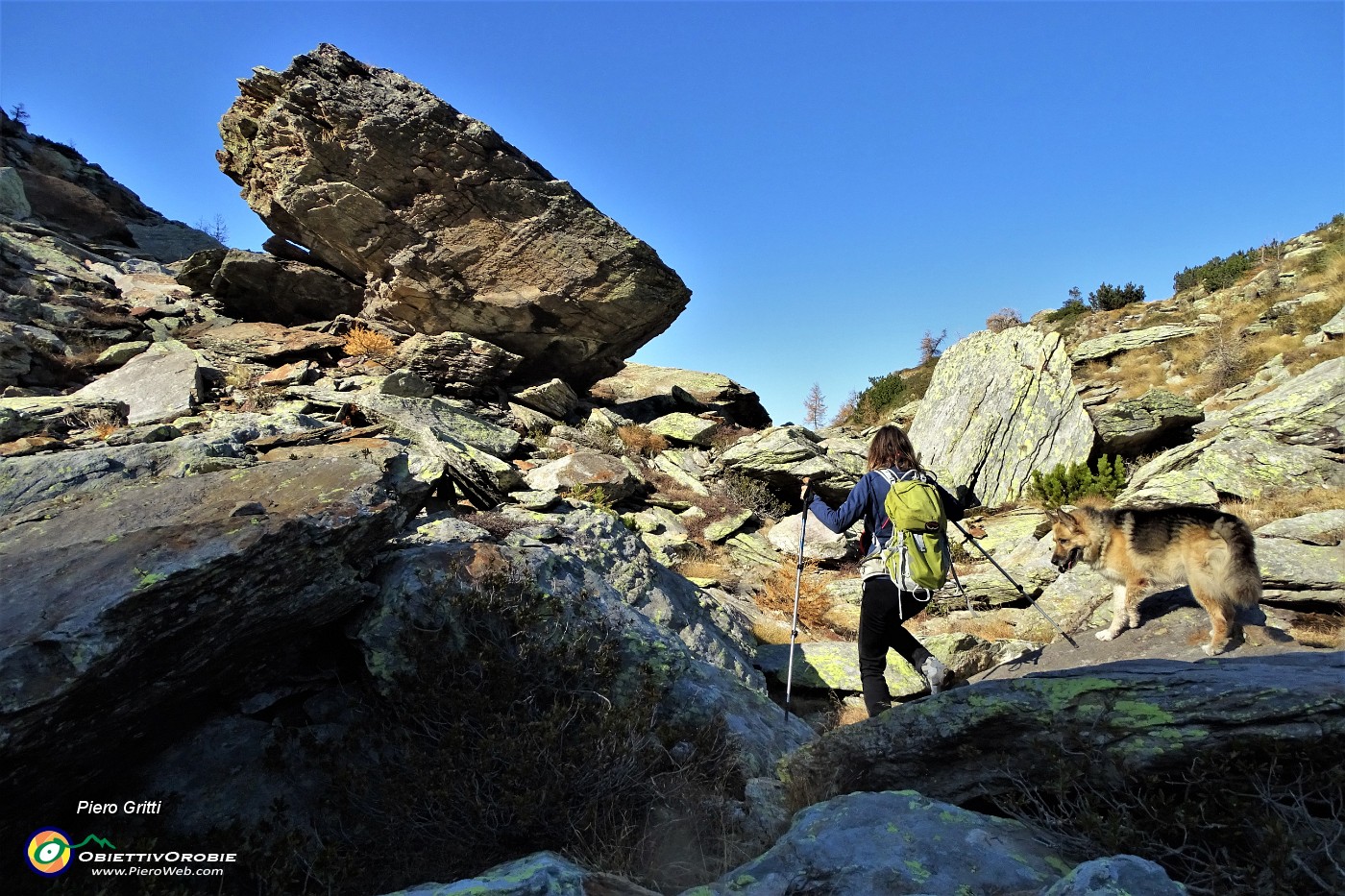 62 Prendiamo a dx sentierino non segnato-traccia con omini per Laghetto-Passo di Val Vegia.JPG